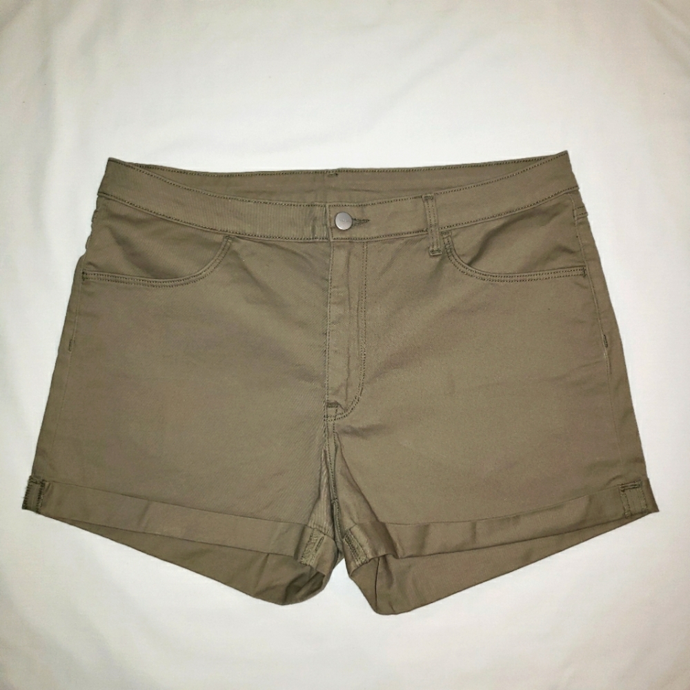 H&M Olive Green Cuffed Shorts Size 12